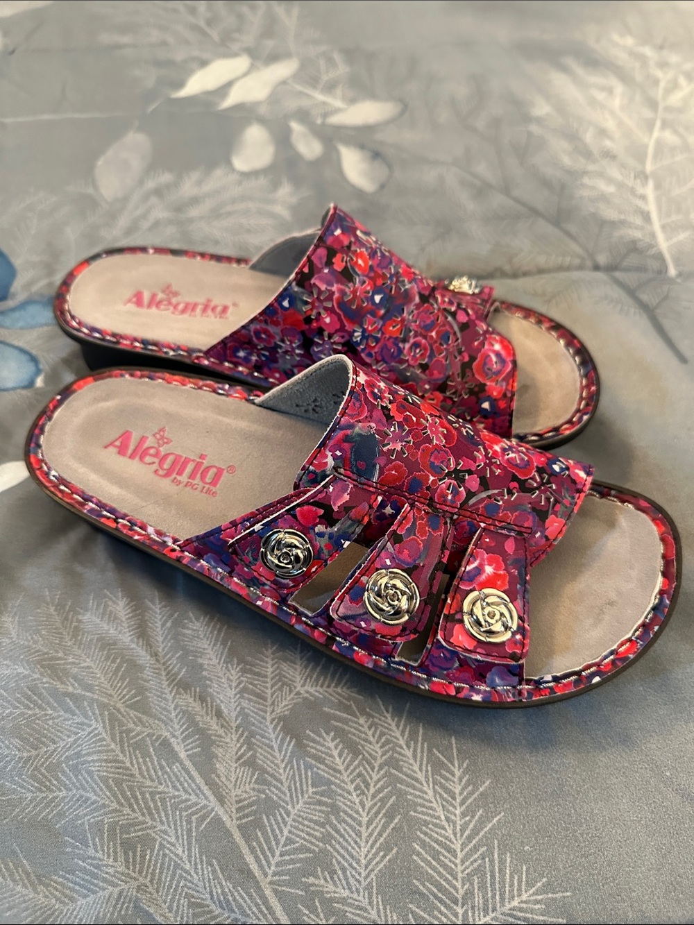 NWOT Alegria Pink Leather Floral Slide Sandals w/Silver Rose Accents Sz 7.5/8
